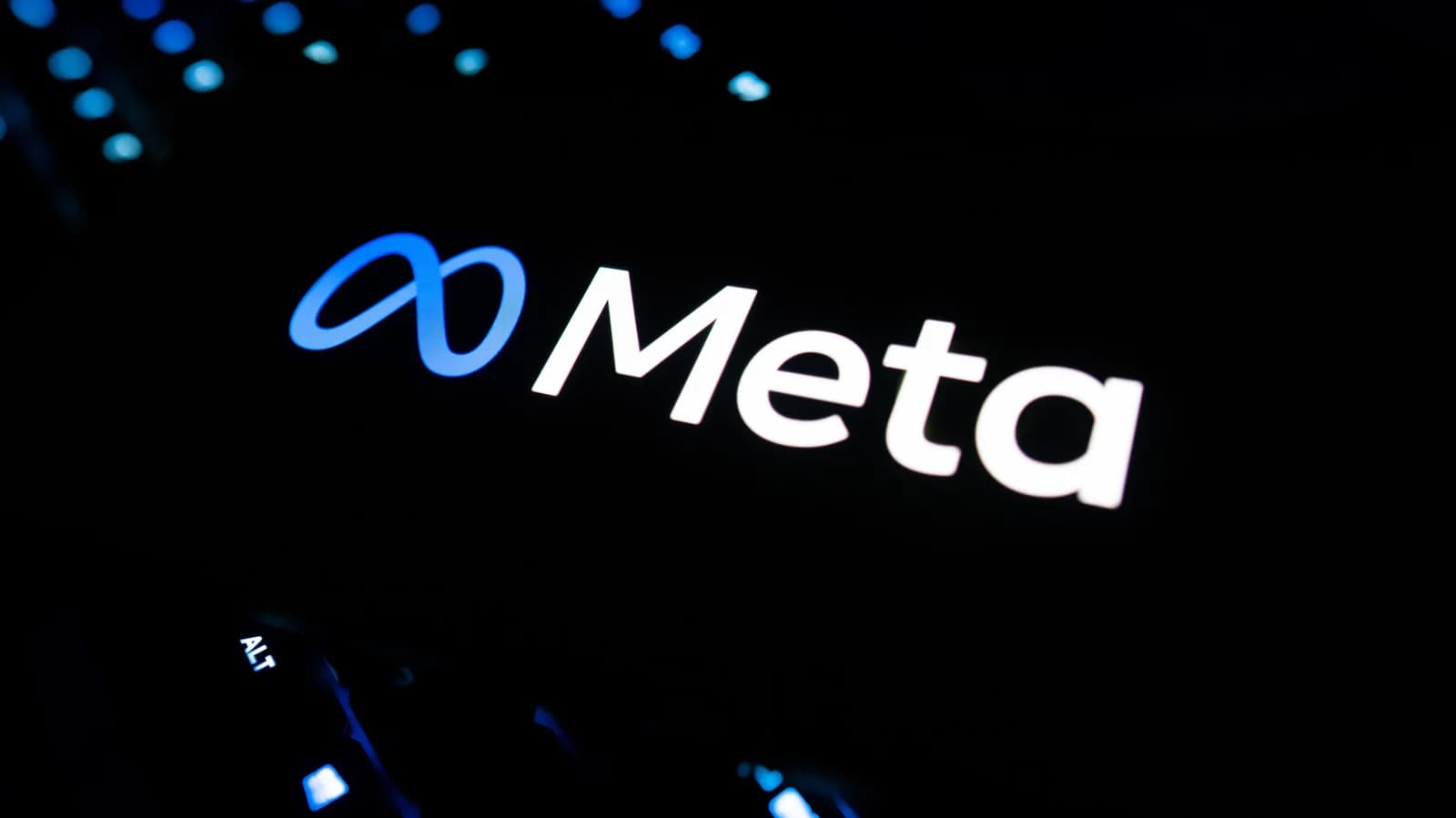Meta 未下架疑似 AI 政治假片，英國個案揭開 Facebook 審核灰位