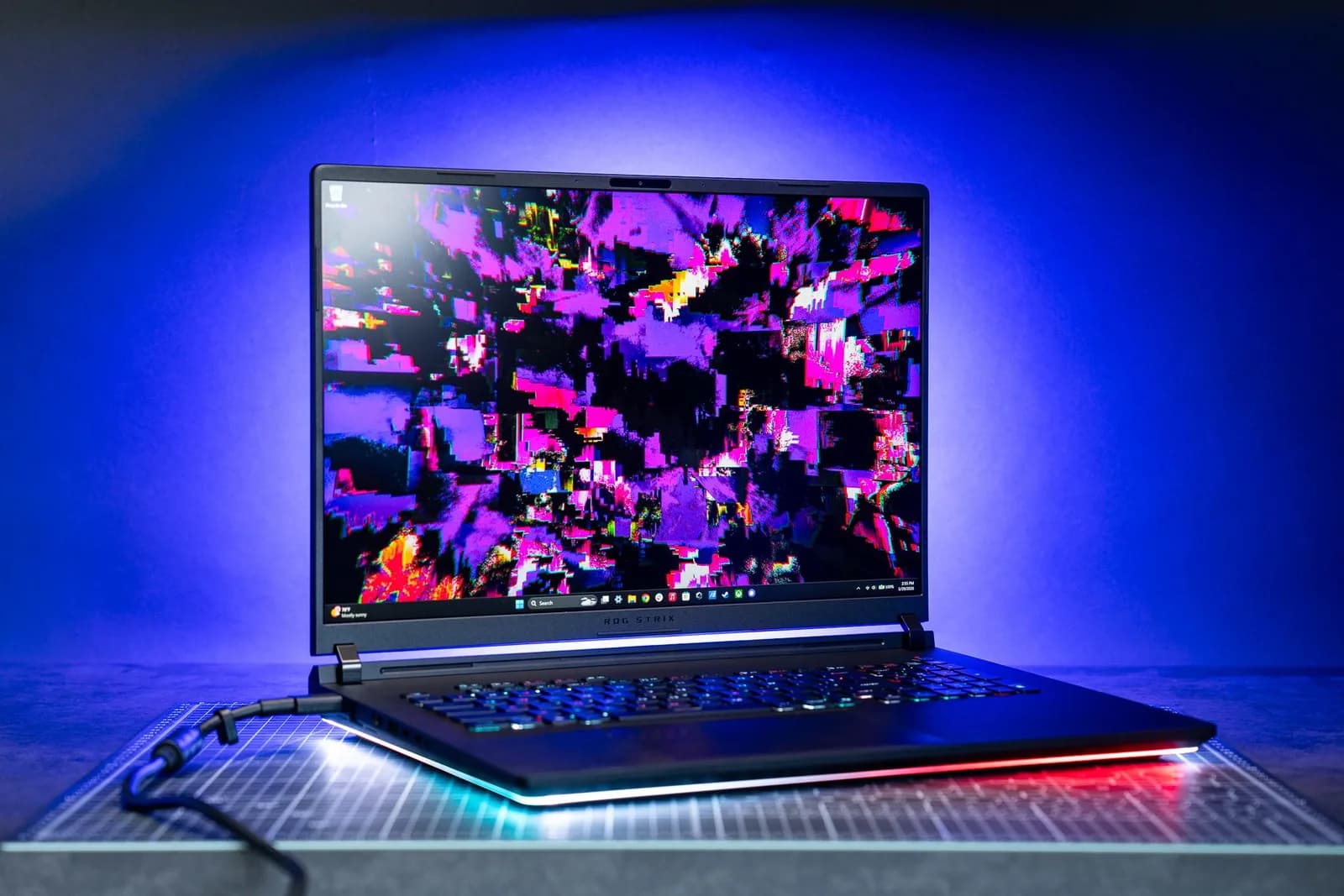 HK$42,998 起 ROG SCAR 18：4K 240Hz Mini LED 係工作機定炫技機？