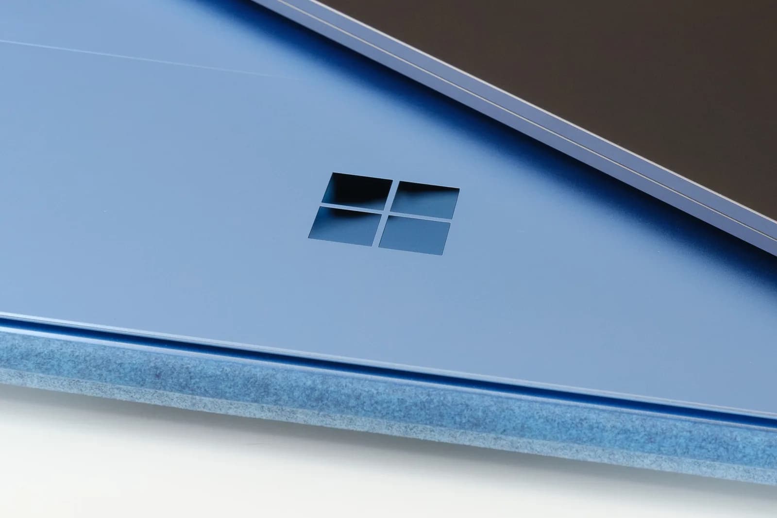 Microsoft 預告 Surface 新硬件：AI PC 戰場可能要轉入開發者