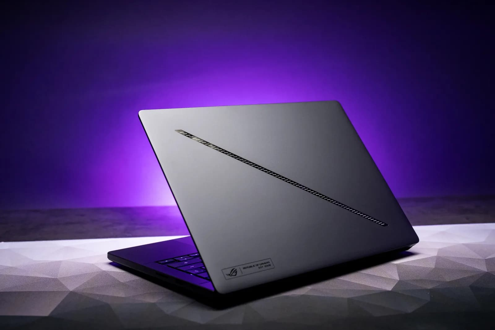 ROG Zephyrus G14 2026 近三萬港元：一部機返工剪片打機值唔值？