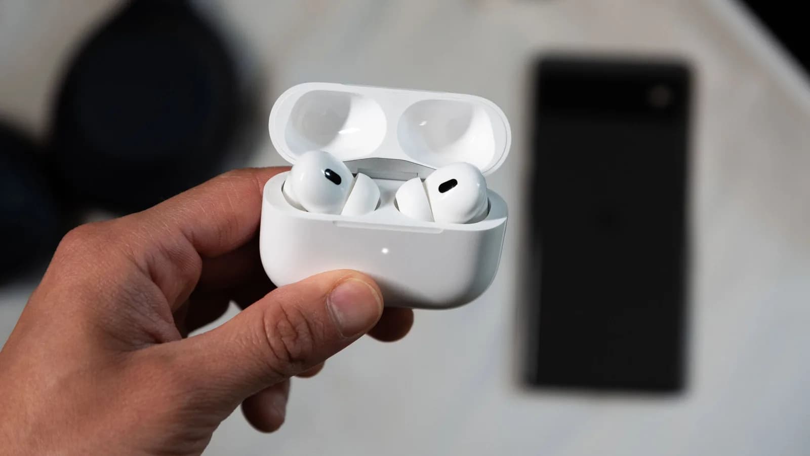 AirPods 加鏡頭傳 2027 年尾登場，Apple 想將耳機變成 AI 感知入口