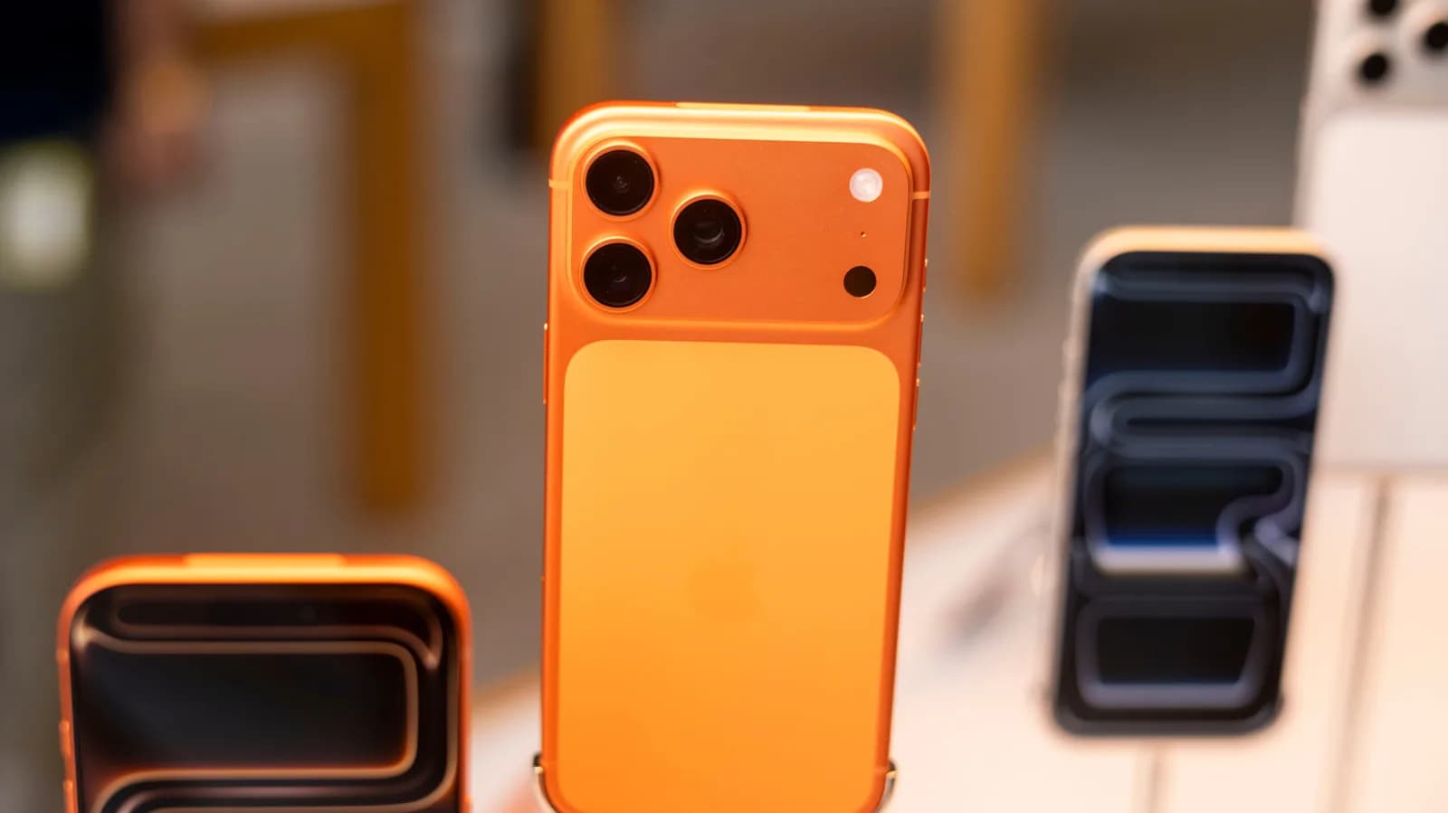 Apple 加價未燒到 iPhone：AI data center 搶 RAM 推高成本