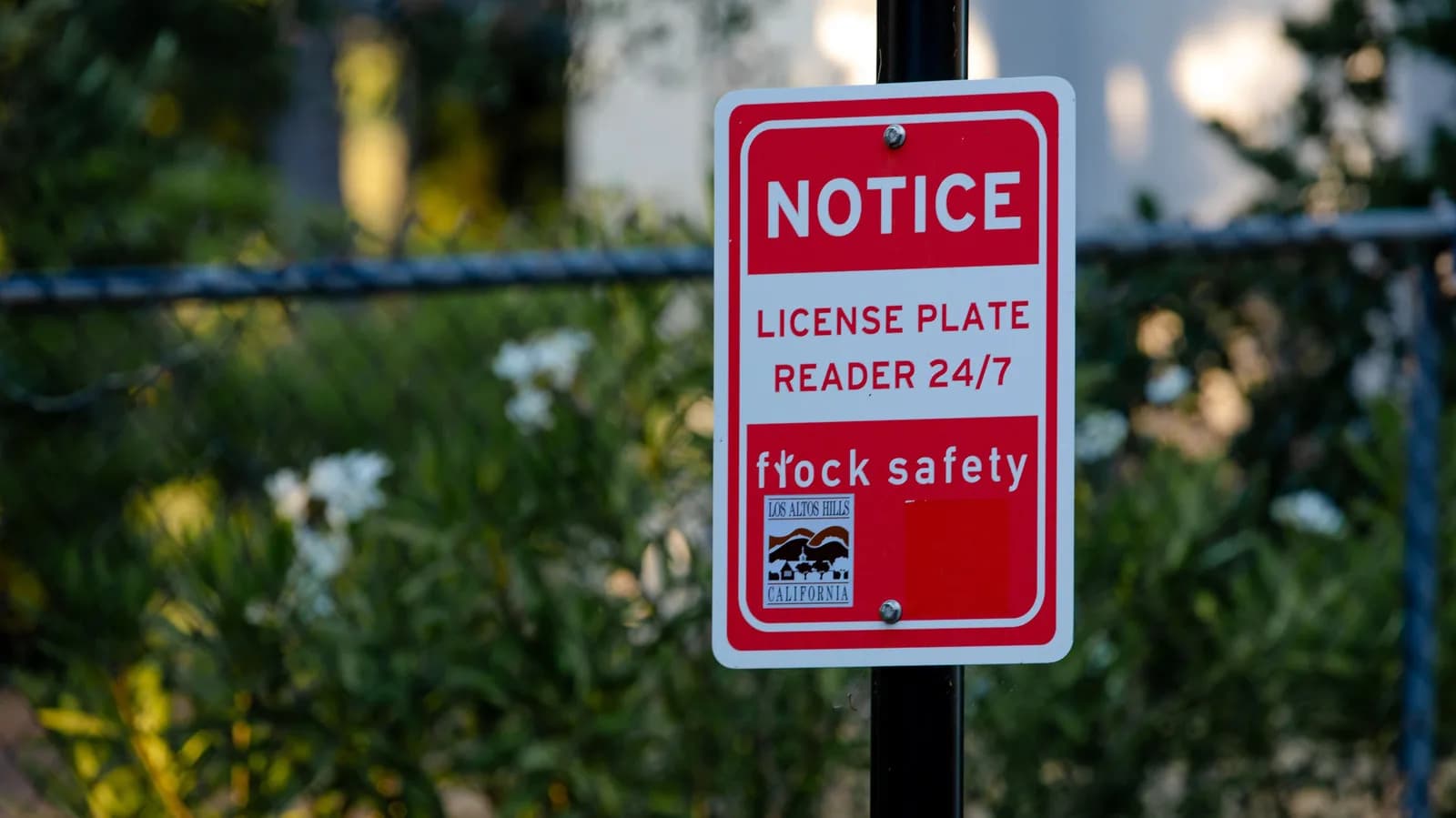 Flock 車牌鏡頭爆私隱爭議：AI 查車唔止認車牌咁簡單，仲牽涉共享資料