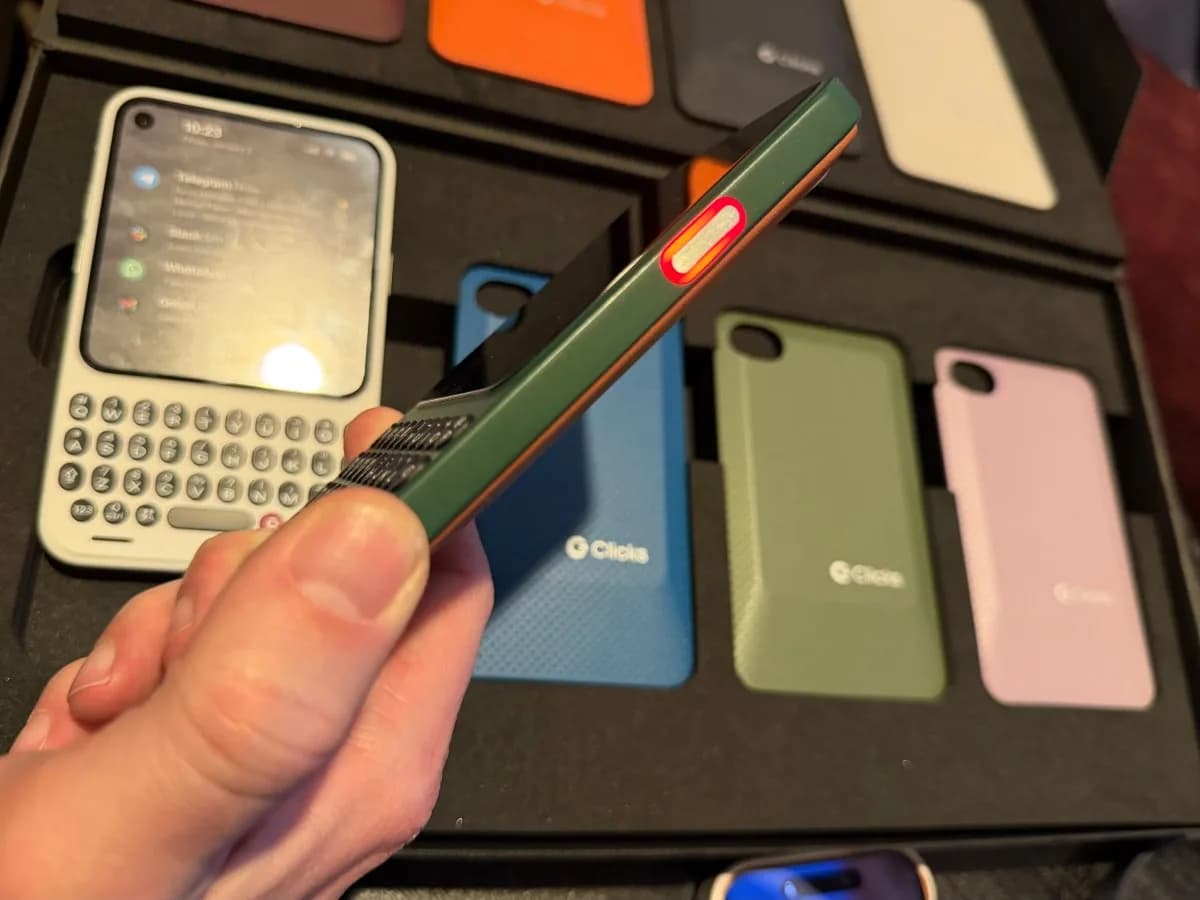Clicks Communicator 實機現身，實體鍵盤手機重有冇用？