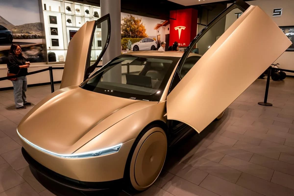 Tesla Cybercab 無軚盤喺 Austin 路測，真正 robotaxi 仲差幾步