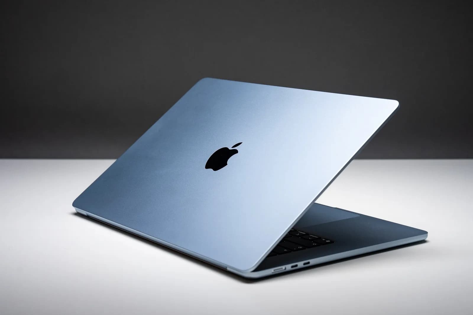RAM 缺貨推高新電腦價：而家買 Mac、Windows notebook 定砌機點揀？