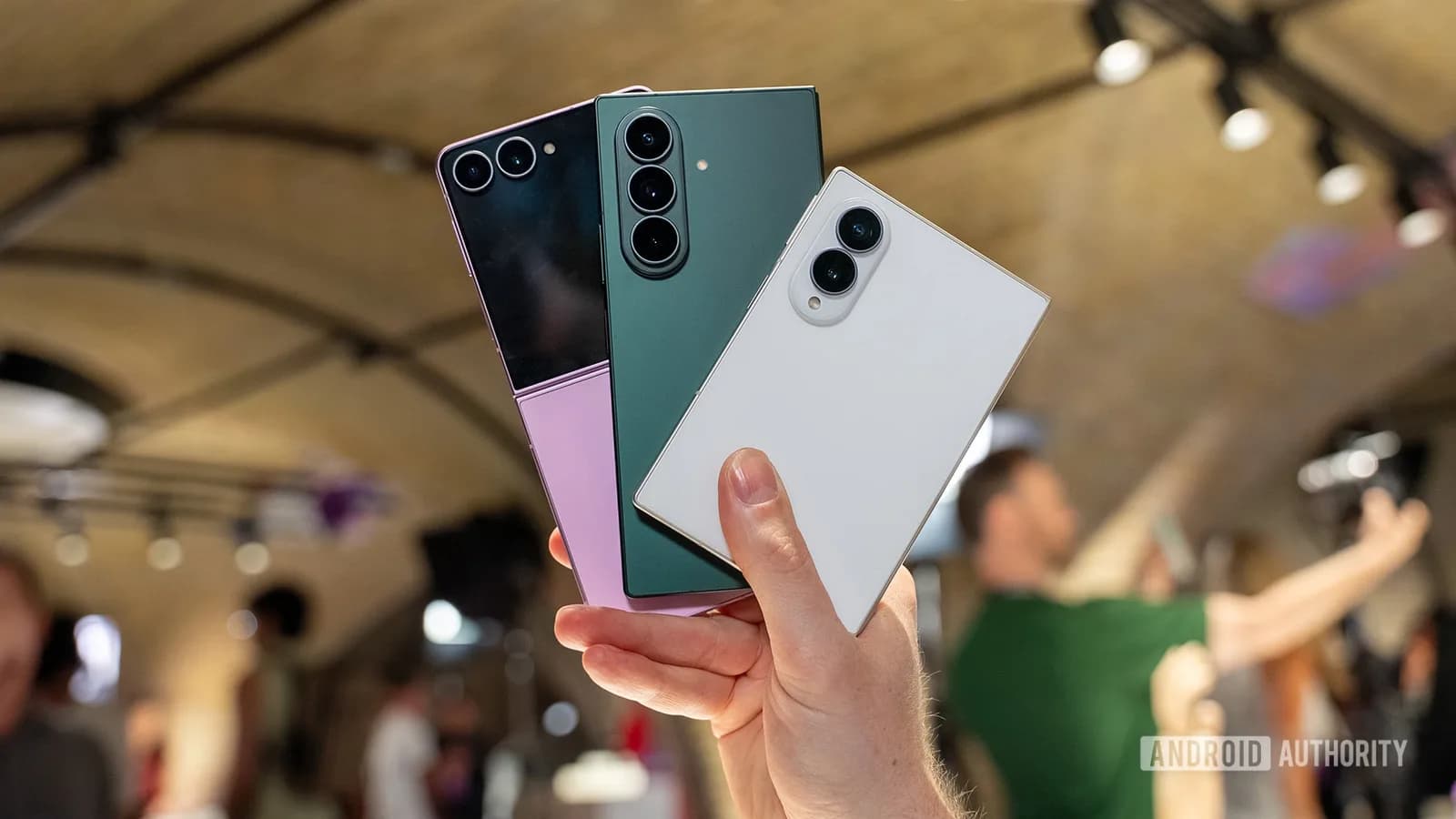 Galaxy Z Fold8 系列沿用 IP48：兩萬蚊摺機，去沙灘照樣要小心