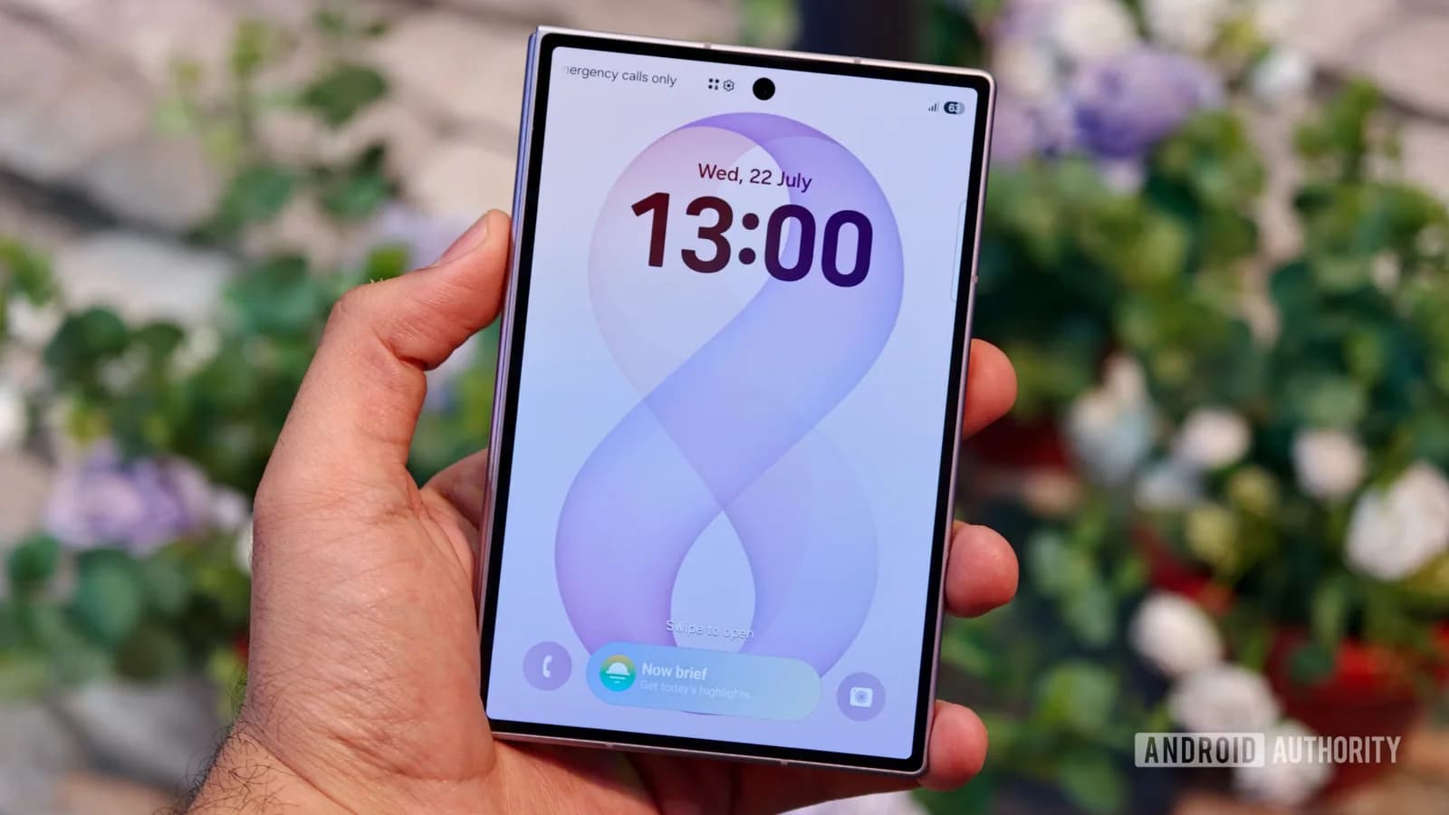Galaxy Z Fold8 換上闊身比例：細摺機好拎，但單手操作未必更輕鬆
