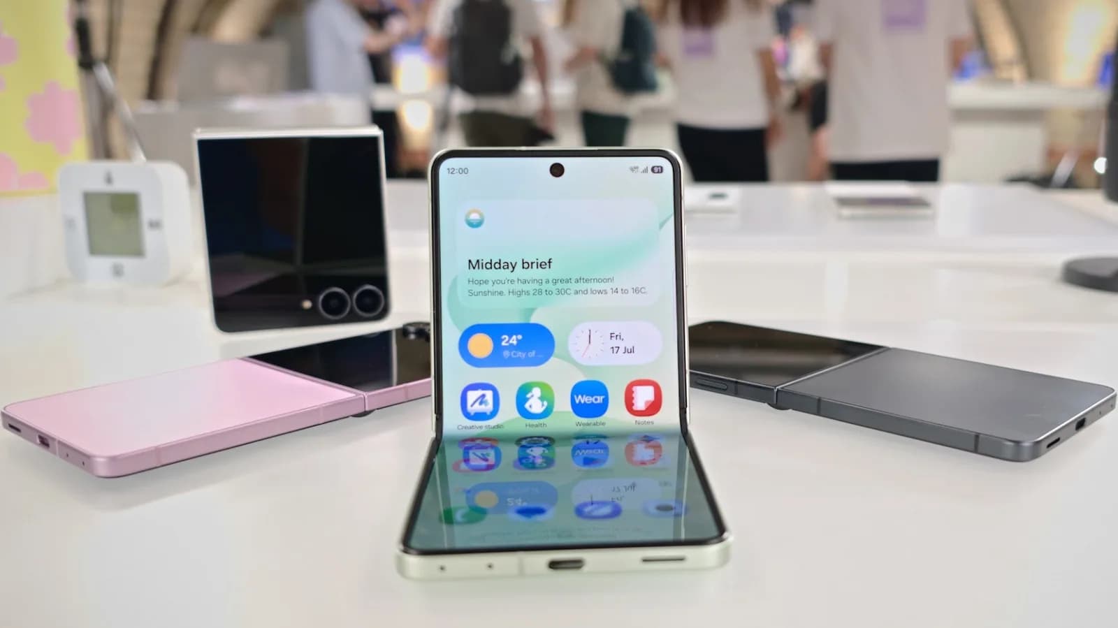 Galaxy Z Flip 8 對 Razr Ultra：細摺手機揀輕薄定揀外屏續航？