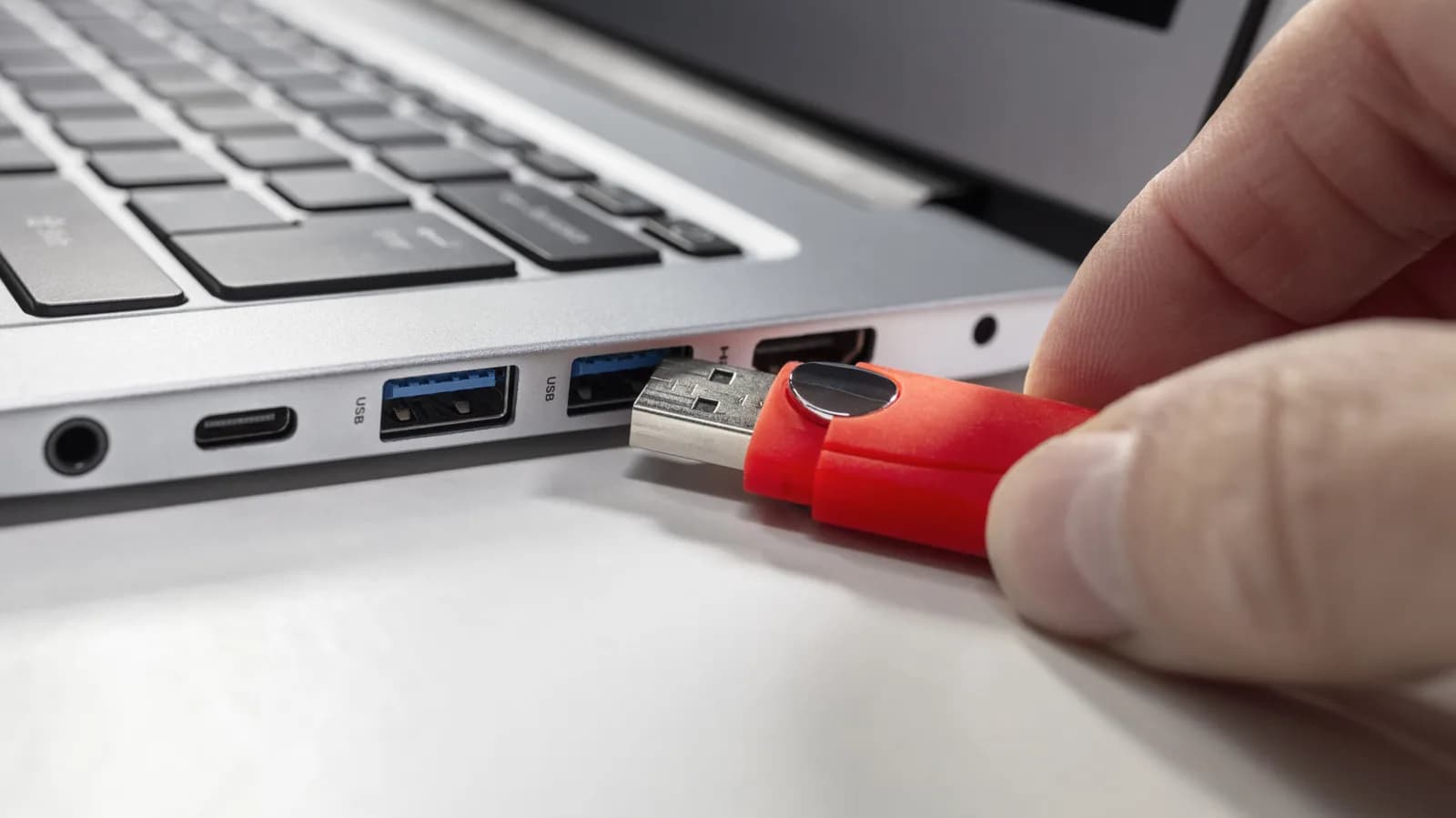 USB-C 插口突然充唔到電？由風乾、清塵到換線送修逐步排查