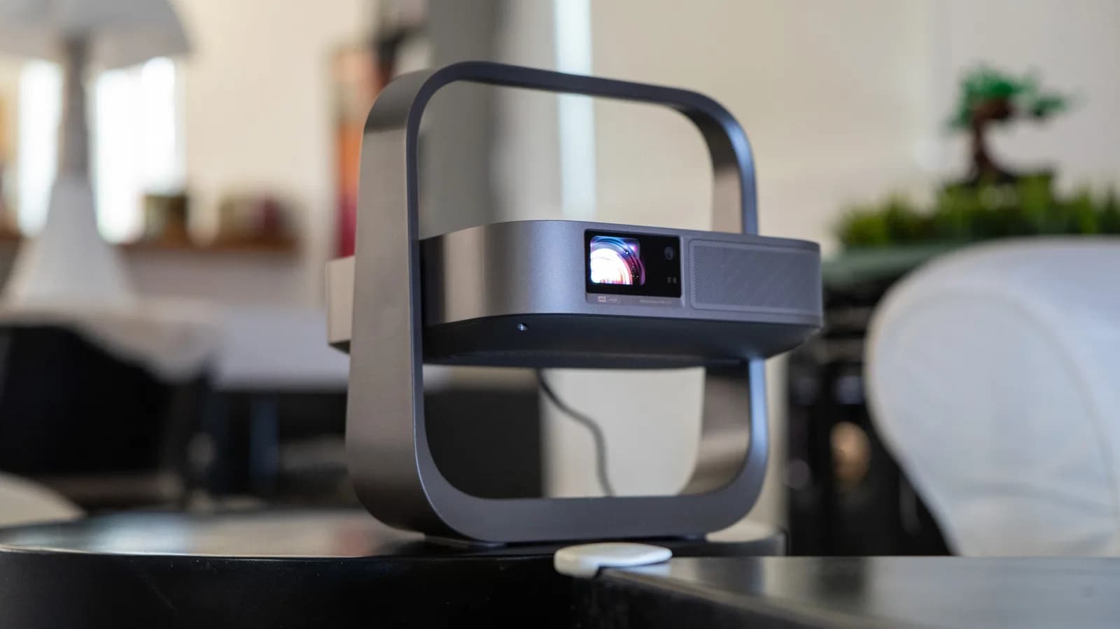 XGIMI Elfin Flip 4K 評測摘要：US$899 買細機身，亮度有限兼冇內置電池