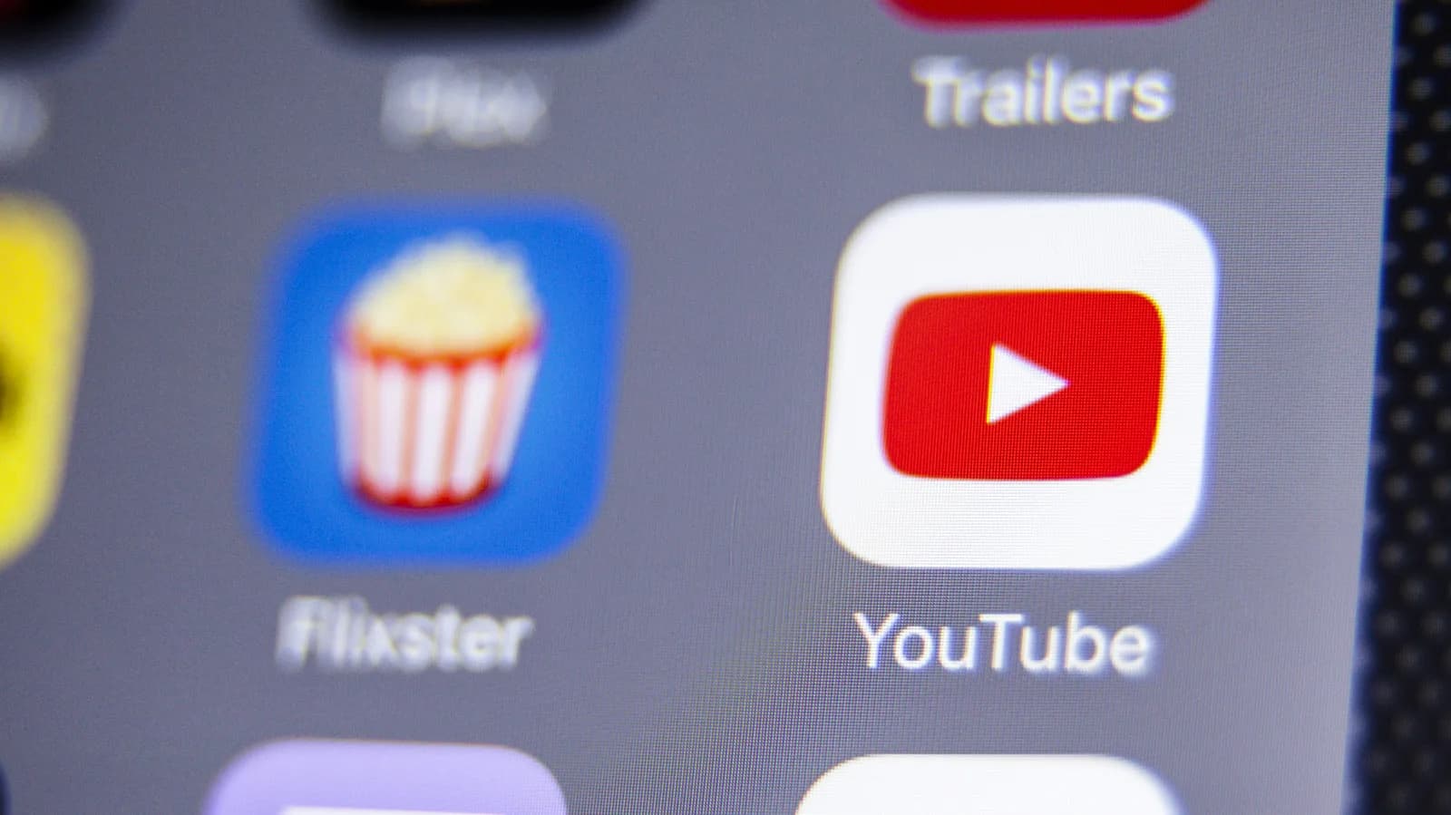 YouTube Shorts 終於可自訂縮圖，長片就用 Ask Studio 生成同改圖