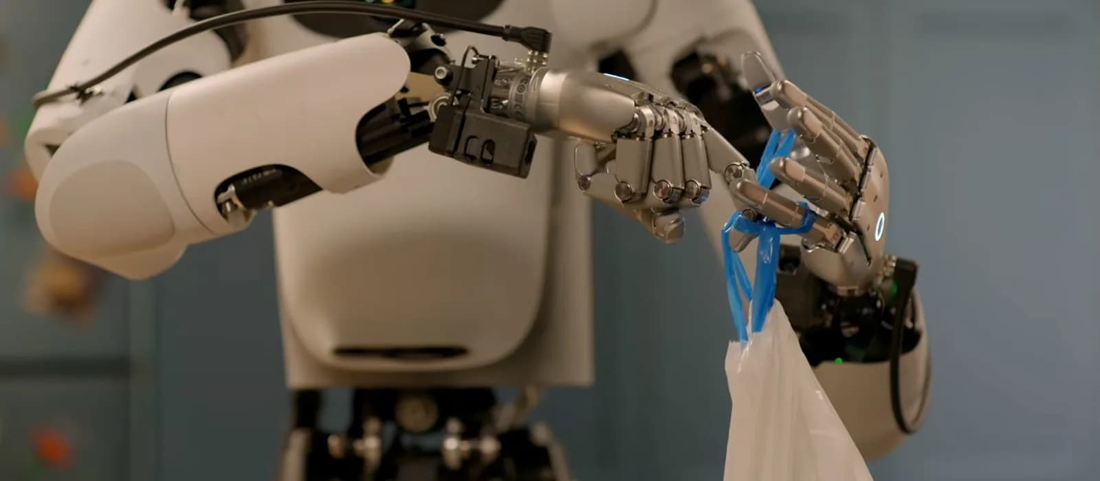 AI 由識傾變成識郁：Gemini Robotics 2 控全身兼識叫機械人幫手