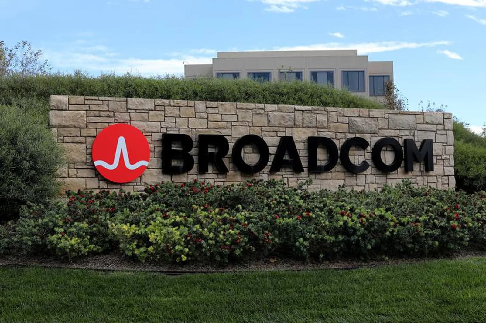 Apple 同 Broadcom 續約到 2031：iPhone 自研連接晶片仲未到單飛