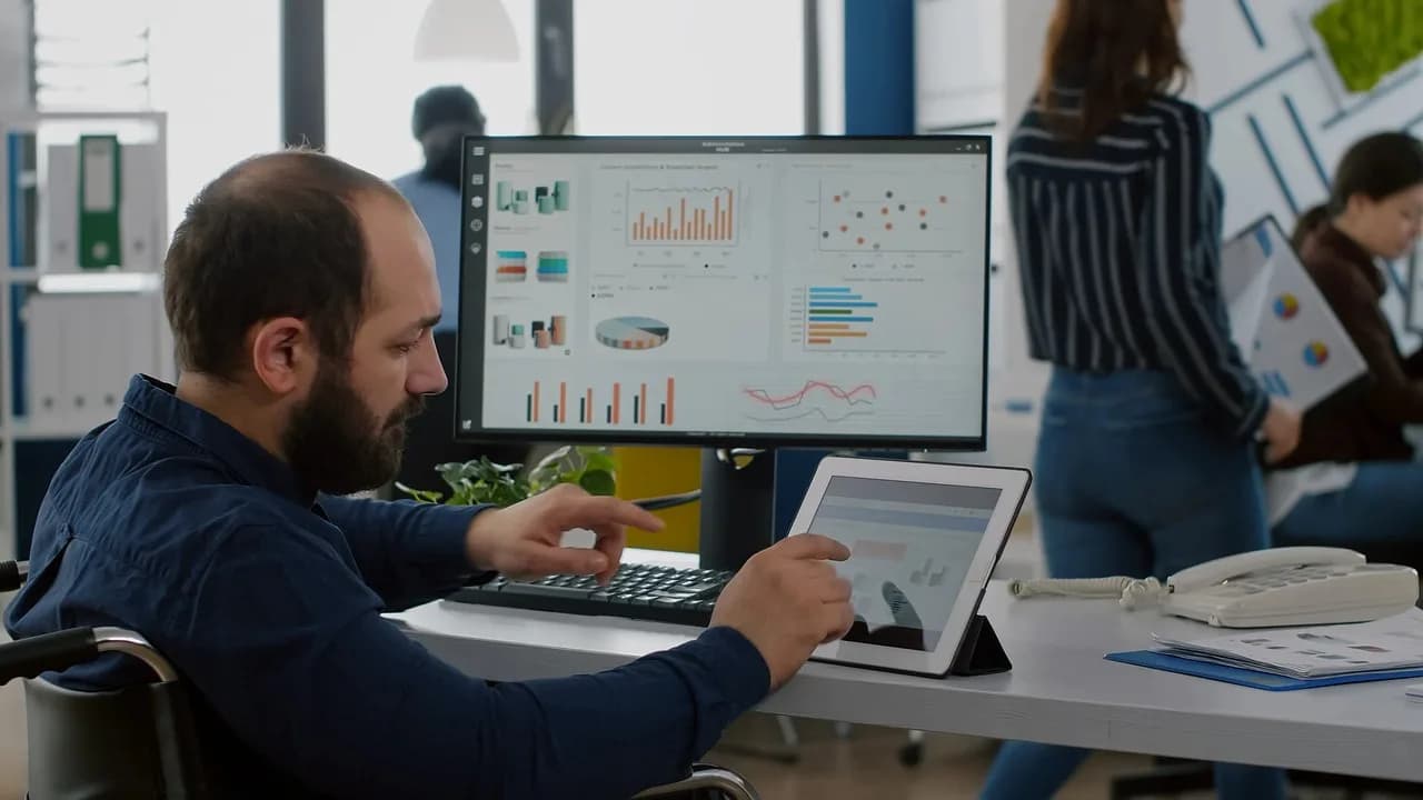 微軟 AI 轉型撞上自願退休：資深員工離場後，系統脈絡點交接？