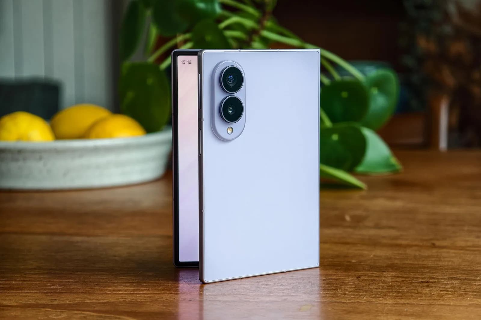 Galaxy Z Fold 8 短闊機身好唔好用？The Verge 用一星期後揀佢多過 Ultra