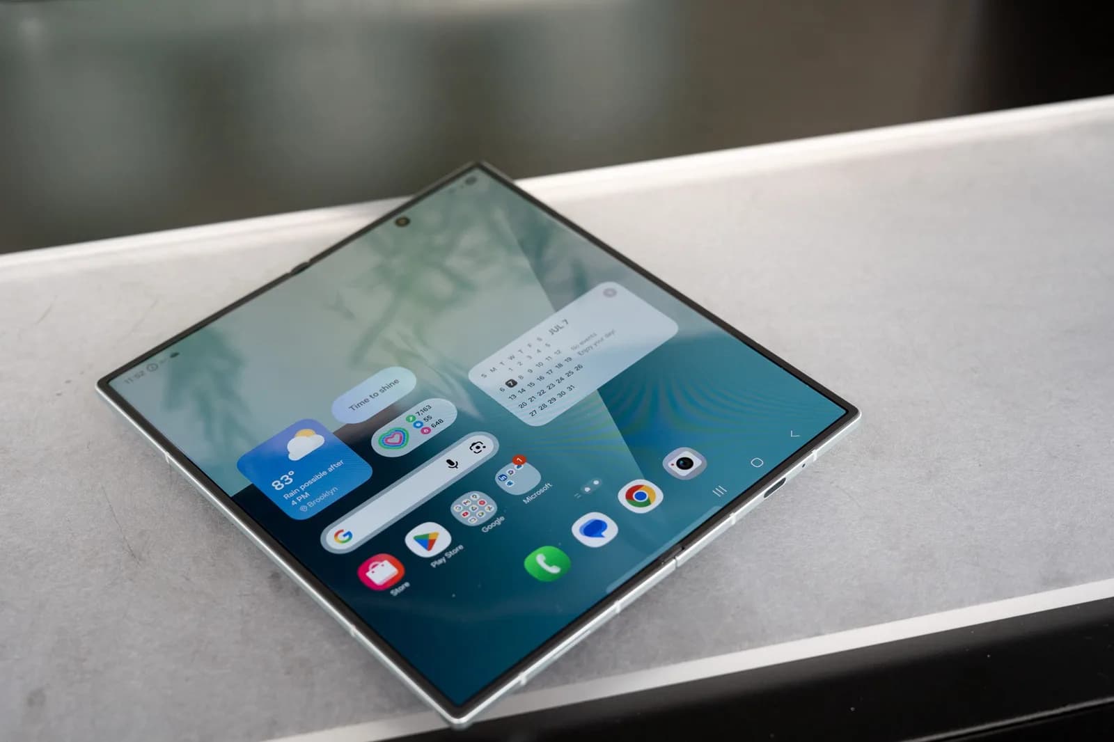 Samsung Flex Titanium 用薄膜加鈦板撐摺芒，耐用仲要等實測