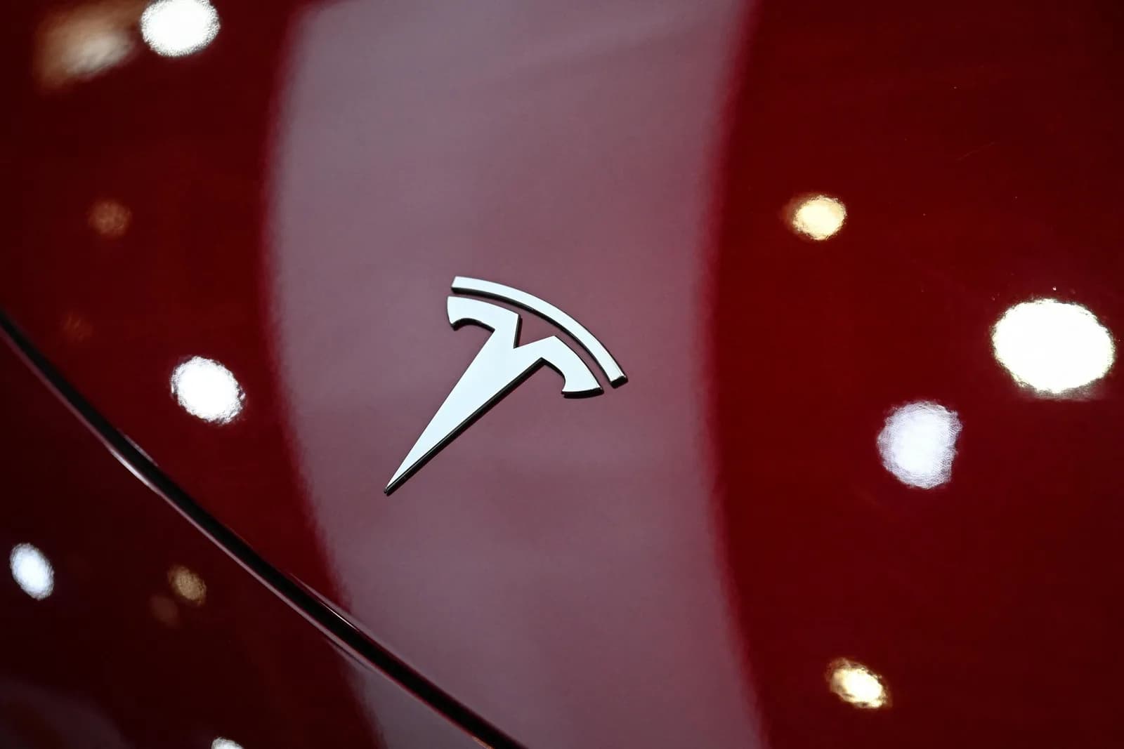 Tesla FSD 車禍司機被控誤殺：「全自駕」同責任落差點樣計