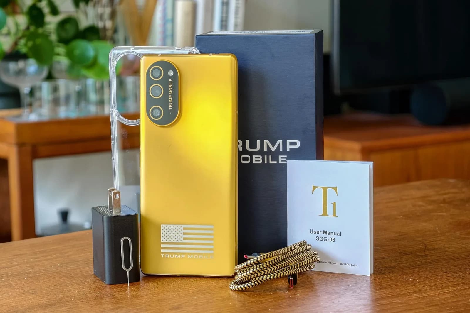 The Verge 收到 Trump Mobile T1：金色政治手機終於寄到，粗糙位多過驚喜