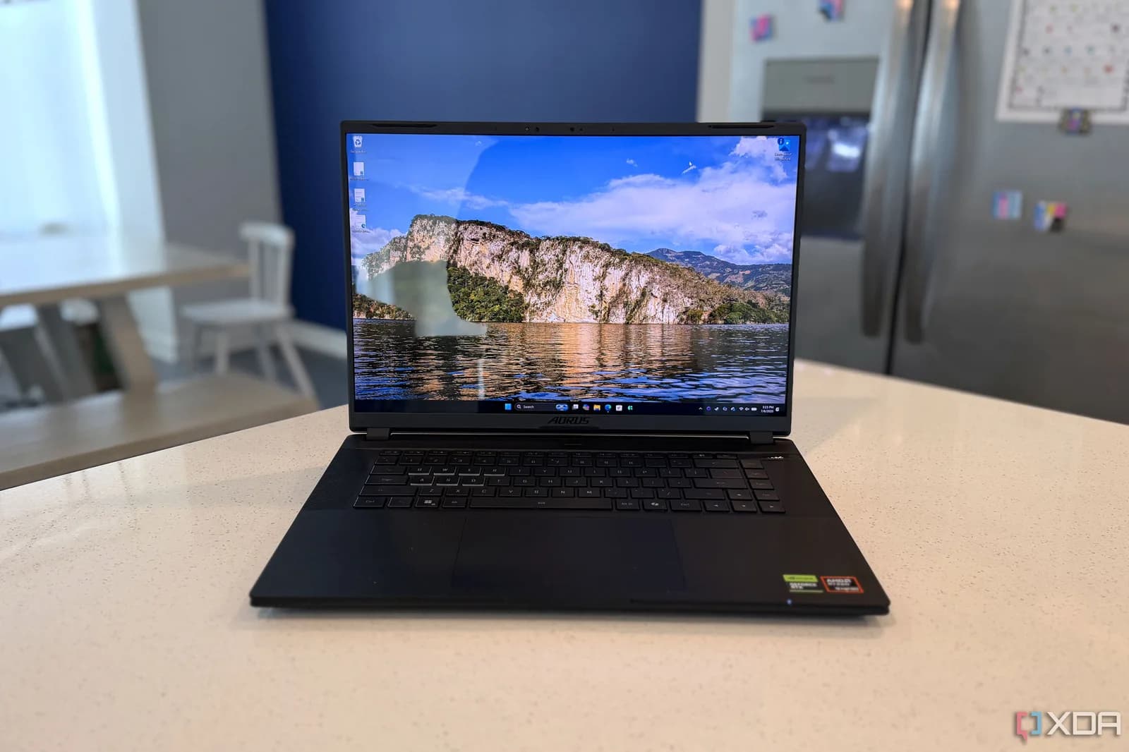 AORUS MASTER 16 Gen 2：HDR1000 OLED 搶眼，19mm 機身換來風扇聲