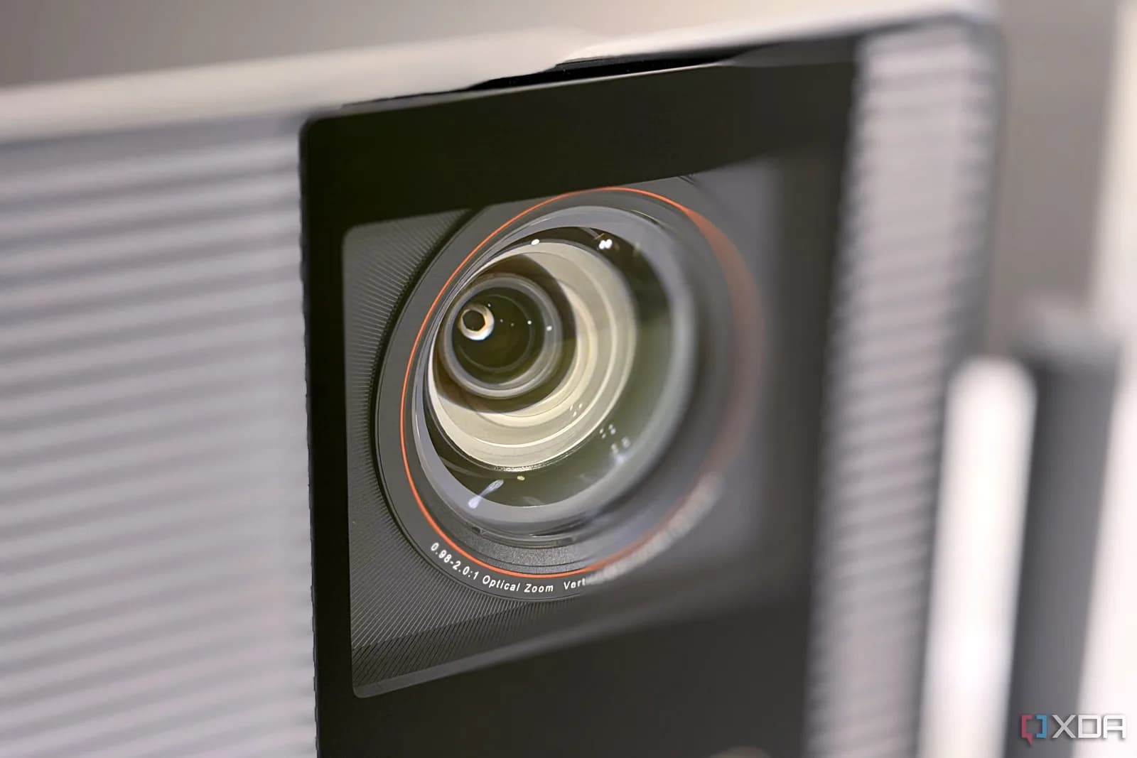 Laser projector 取代客廳電視？香港細廳買之前先計清四件事