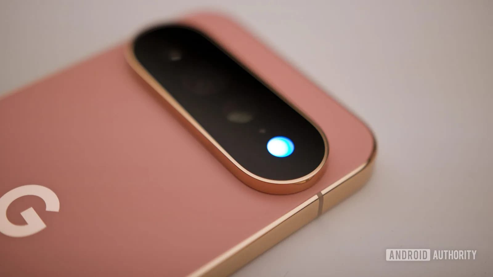 Pixel 11 Pro HiLight 通知燈幾靚，但擺喺機背令實用性打折