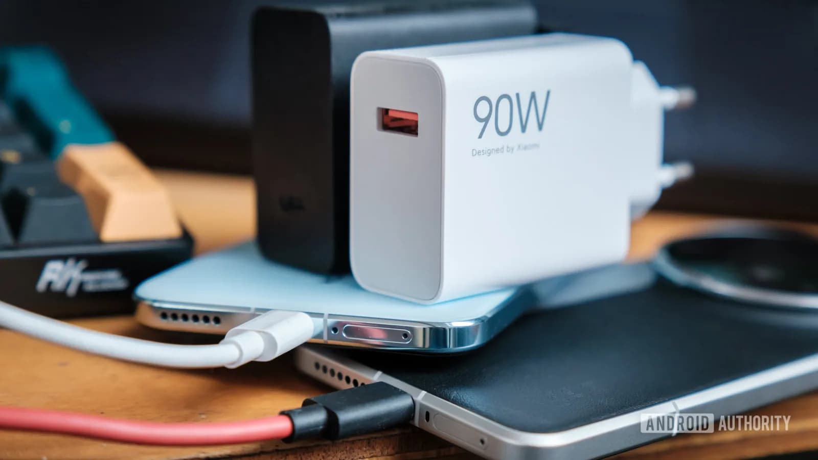 買 USB-C charger 唔好淨係睇 100W：PPS 範圍、線材同多口分配點揀