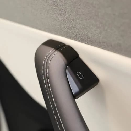 Tesla 中國召回近 298 萬架車：斷電後門點開，香港車主有咩要知