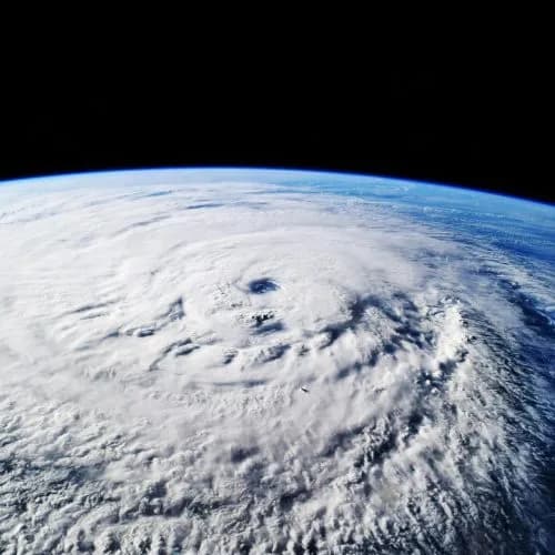 WeatherNext 預測颱風平均早一日：AI 點樣一併追路徑、強度同風圈