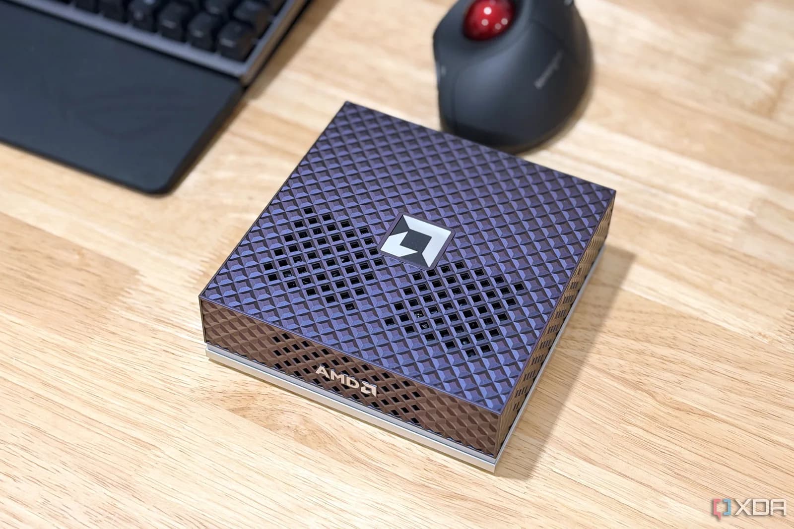 一部 Strix Halo mini PC 包辦本機 AI：Lemonade 11 有幾實用？