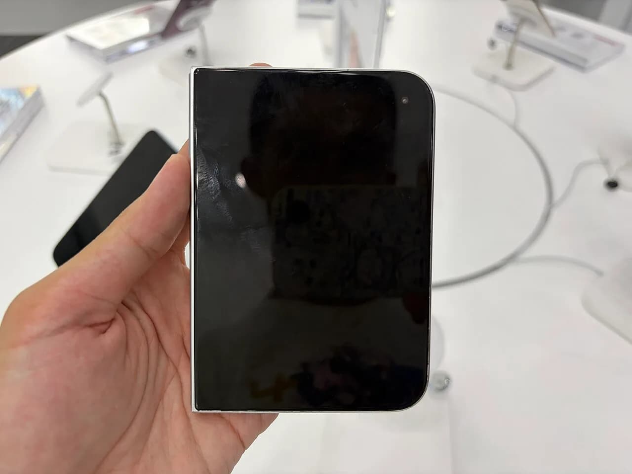 iPhone Duo 展開後或難穩放部分 MagSafe 直立支架