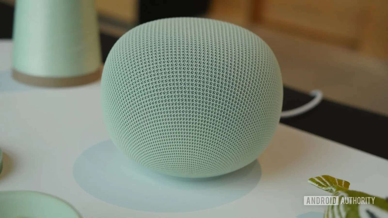Google Home Speaker 早期開箱有好評,但固定電源線真係易扣分
