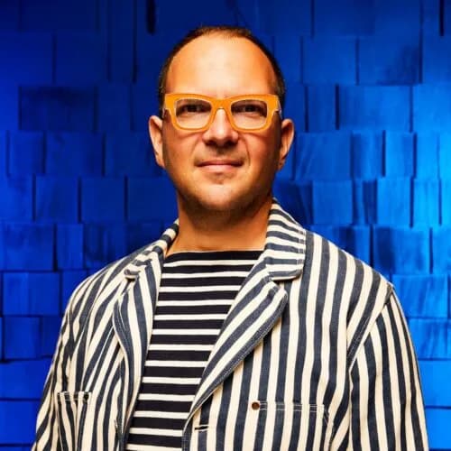 AI 工具幫手變監工:Doctorow 新書講中辦公室最煩嗰件事