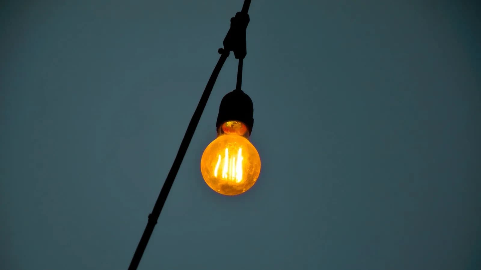 智能燈泡熄咗都食電?用香港電費計一次先知貴喺邊
