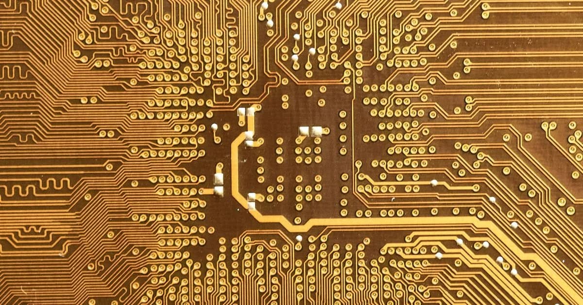 Apple 同 Broadcom 300 億美元晶片單:Apple 呢張 Broadcom 晶片單,重點係鎖住無線供應鏈,唔係 iPhone 搬廠。