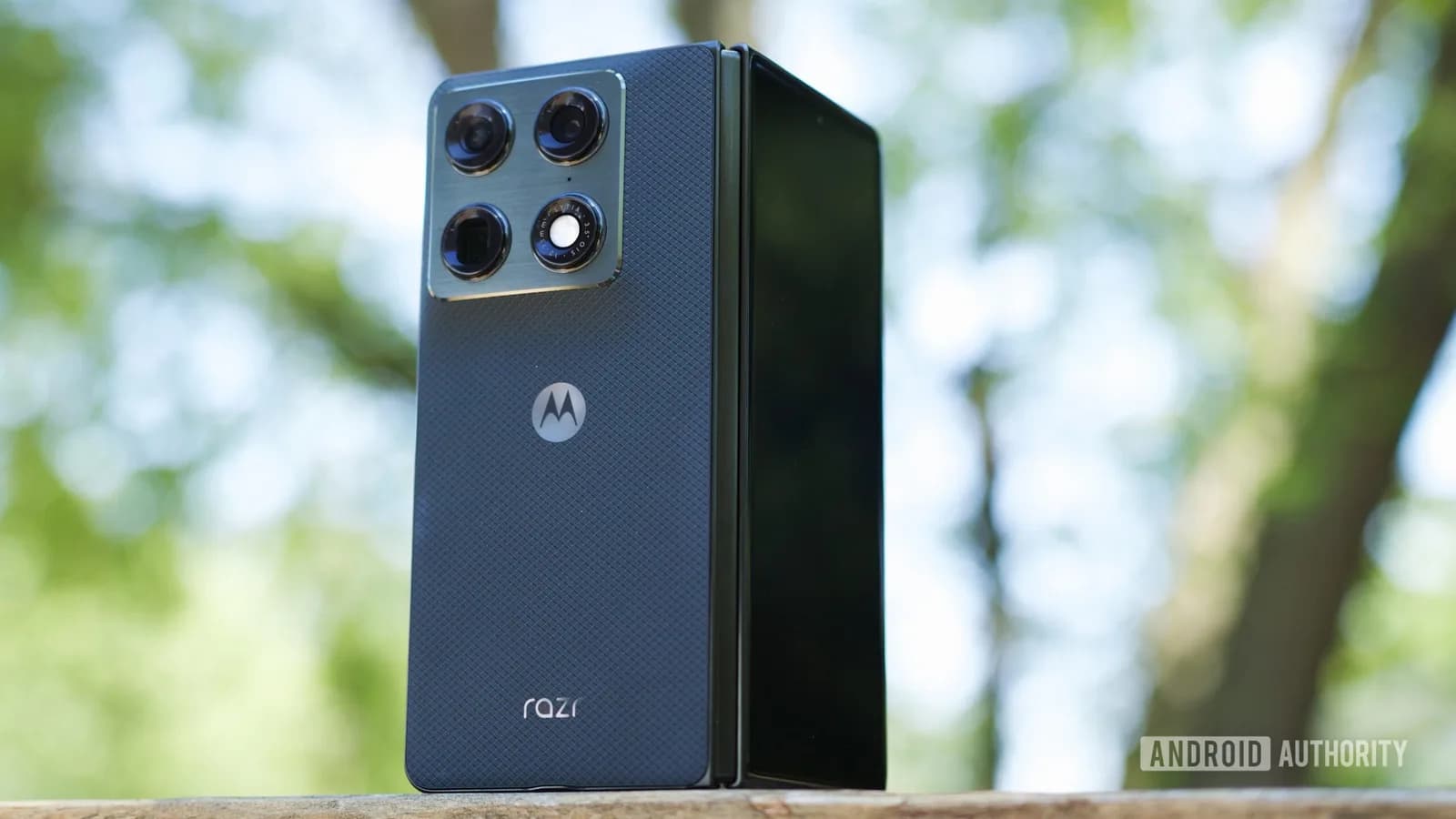 Motorola Razr Fold 可經 Quick Share 傳 AirDrop,Android 配 Mac 少啲煩