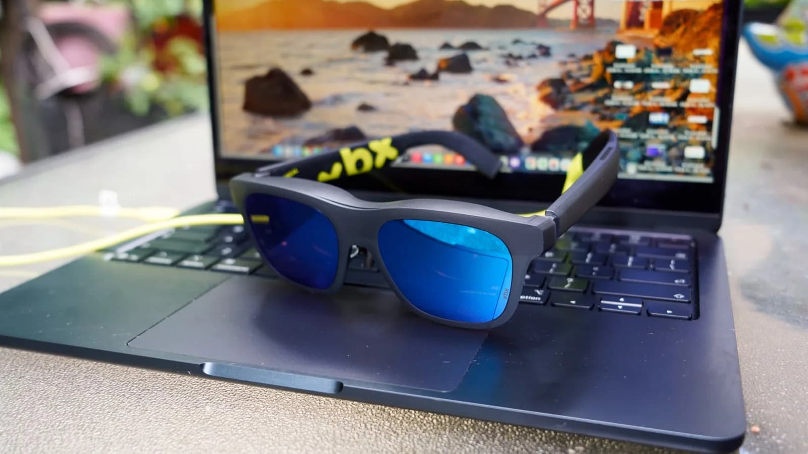 XREAL xbx a01+ 外媒實測:US$299 隨身巨幕夠光夠輕,接 Switch 就麻煩