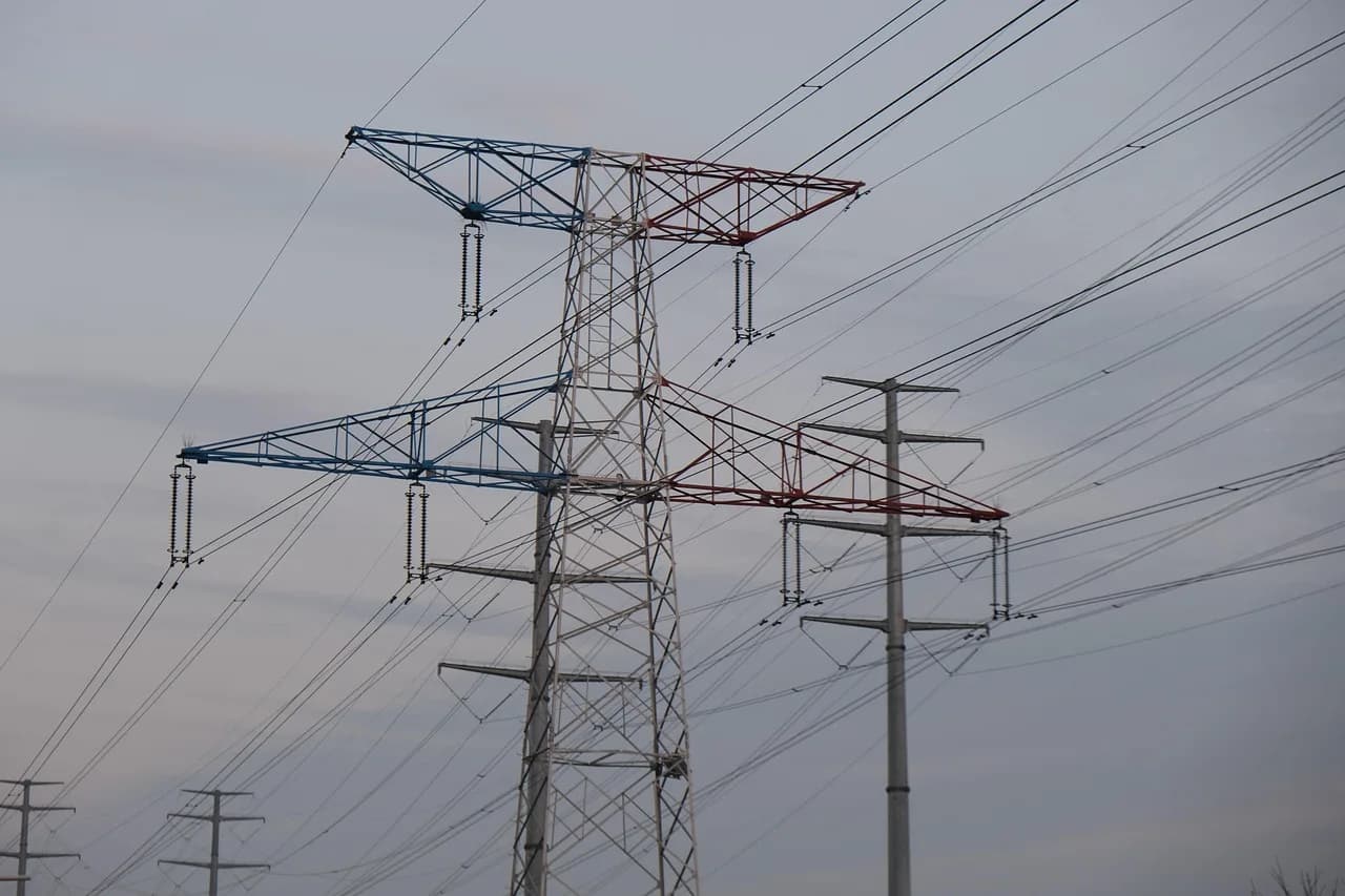 AI data center 趕住開機,雲端巨企開始自己帶電入場