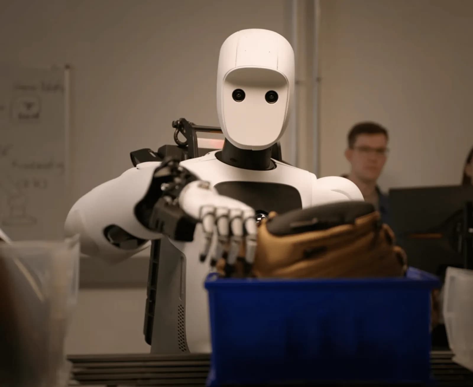 Gemini Robotics 2 由腳到手指都識控制:機械人離返工仲有幾遠?