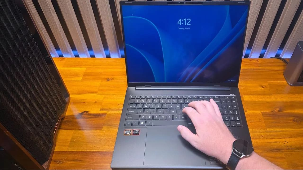 Laptop 無故黑屏兼彈返鎖機畫面?先除低磁石錶帶再諗送修