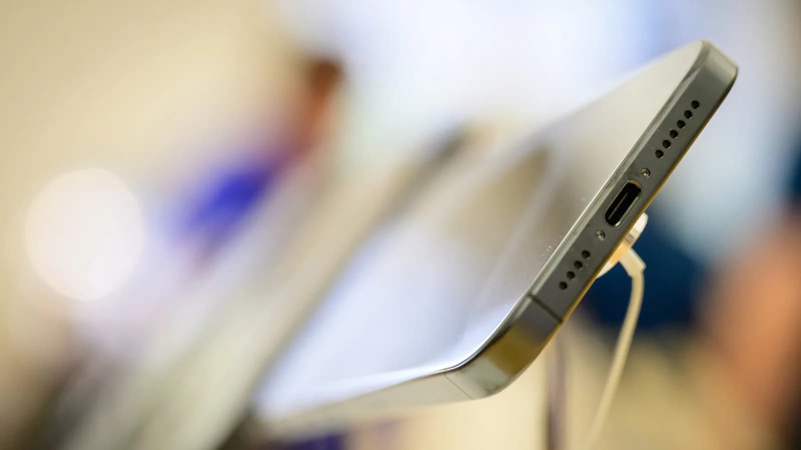 手機 USB-C 除咗充電仲做到咩?外置 SSD、屏幕同配件一次講清