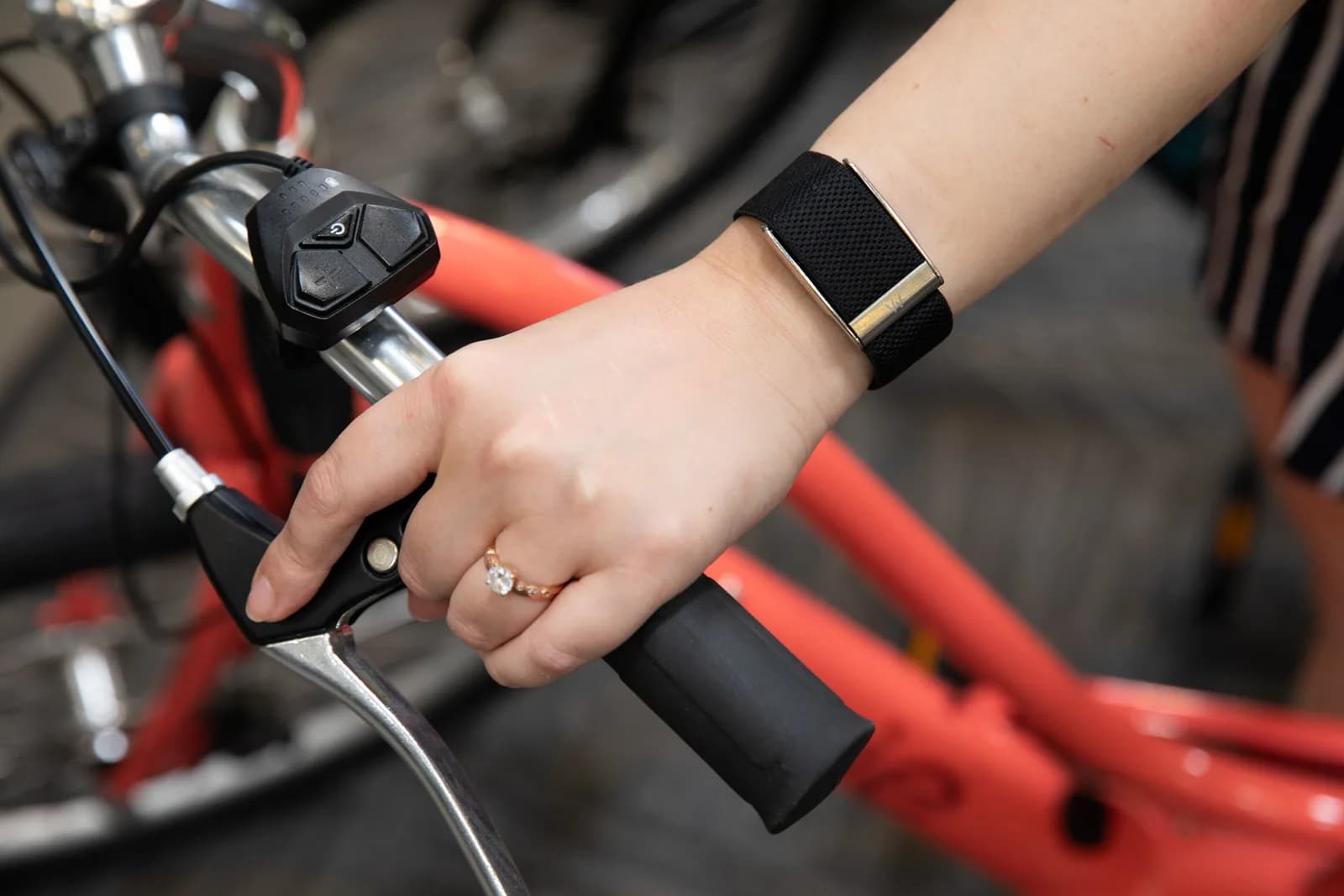 Garmin CIRQA、Fitbit Air 齊做無屏幕手環:少啲通知,代價係全靠 app