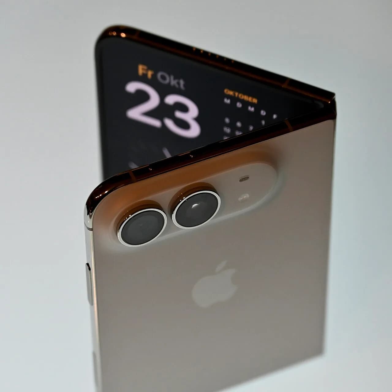 iPhone Duo 拆解見雙電池:續航與維修取捨浮現