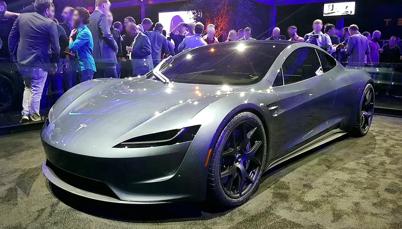Tesla Roadster 加推進器「跳躍」:展示技術與道路限制之間