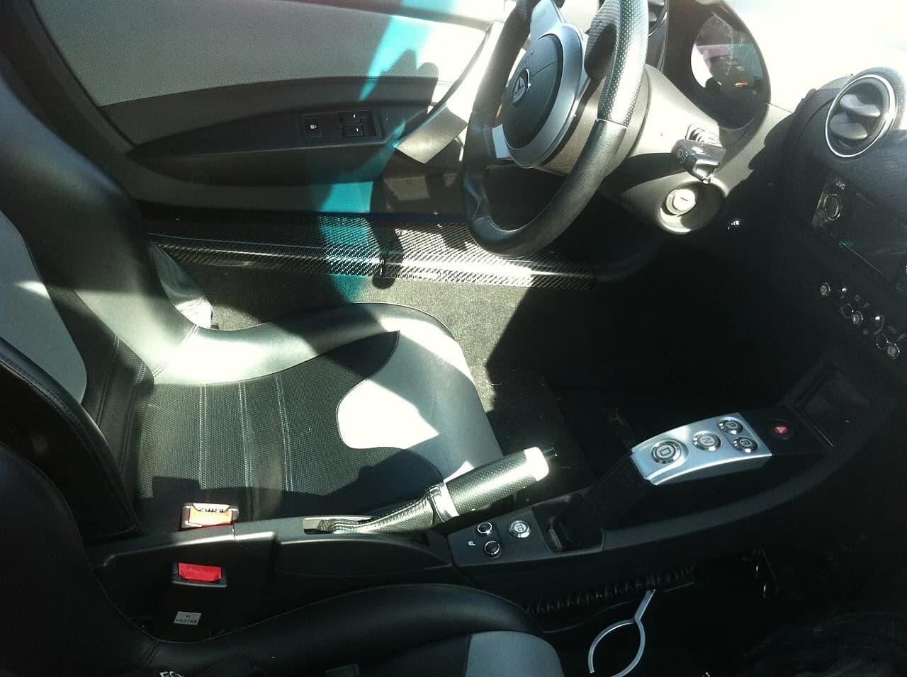 Tesla Roadster 加入冷氣推進與吸附系統,量產仍指向 2028
