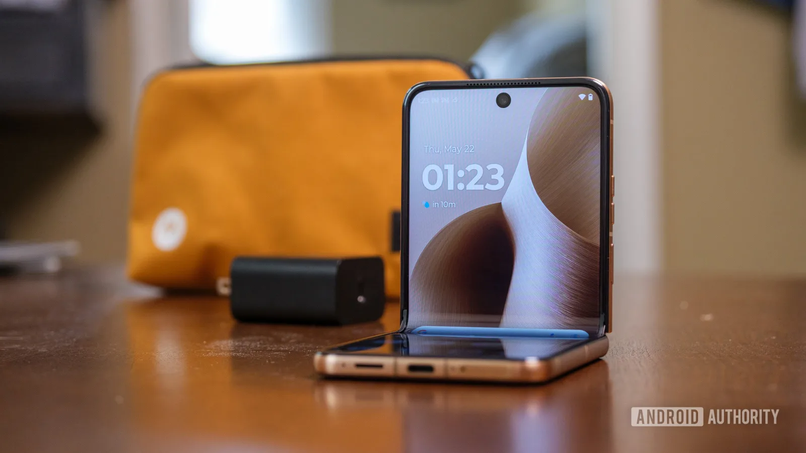 Moto 預載 Smart Feed 被指改寫 Amazon 開 app 流程，Razr 用家要點查？
