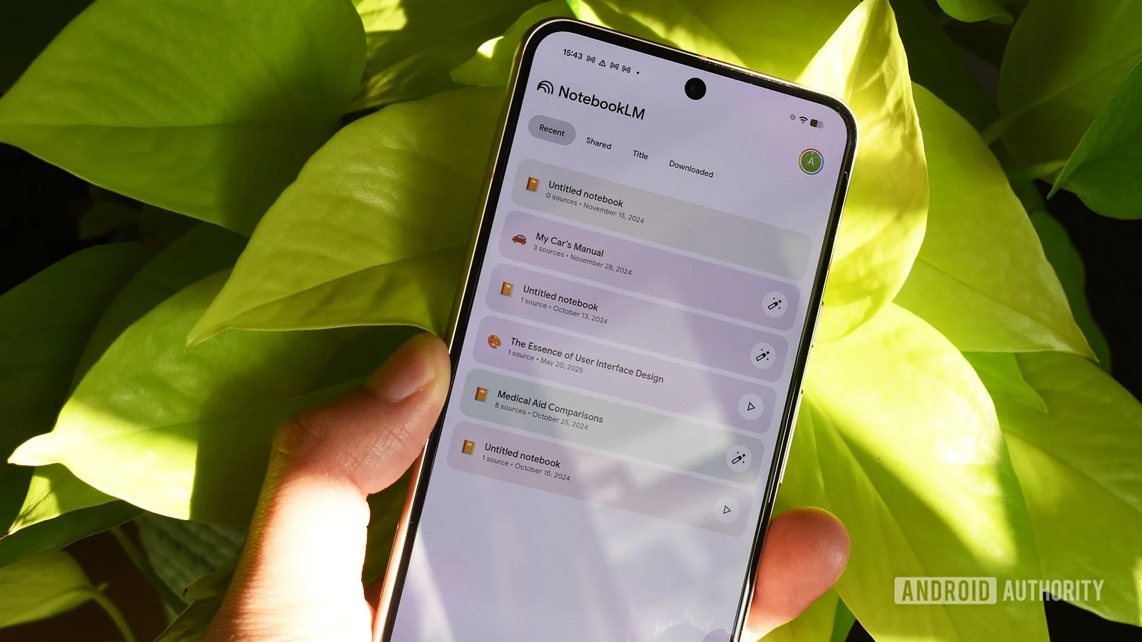 NotebookLM 變 AI podcast 機：香港用家通勤聽文件之前要知嘅限制