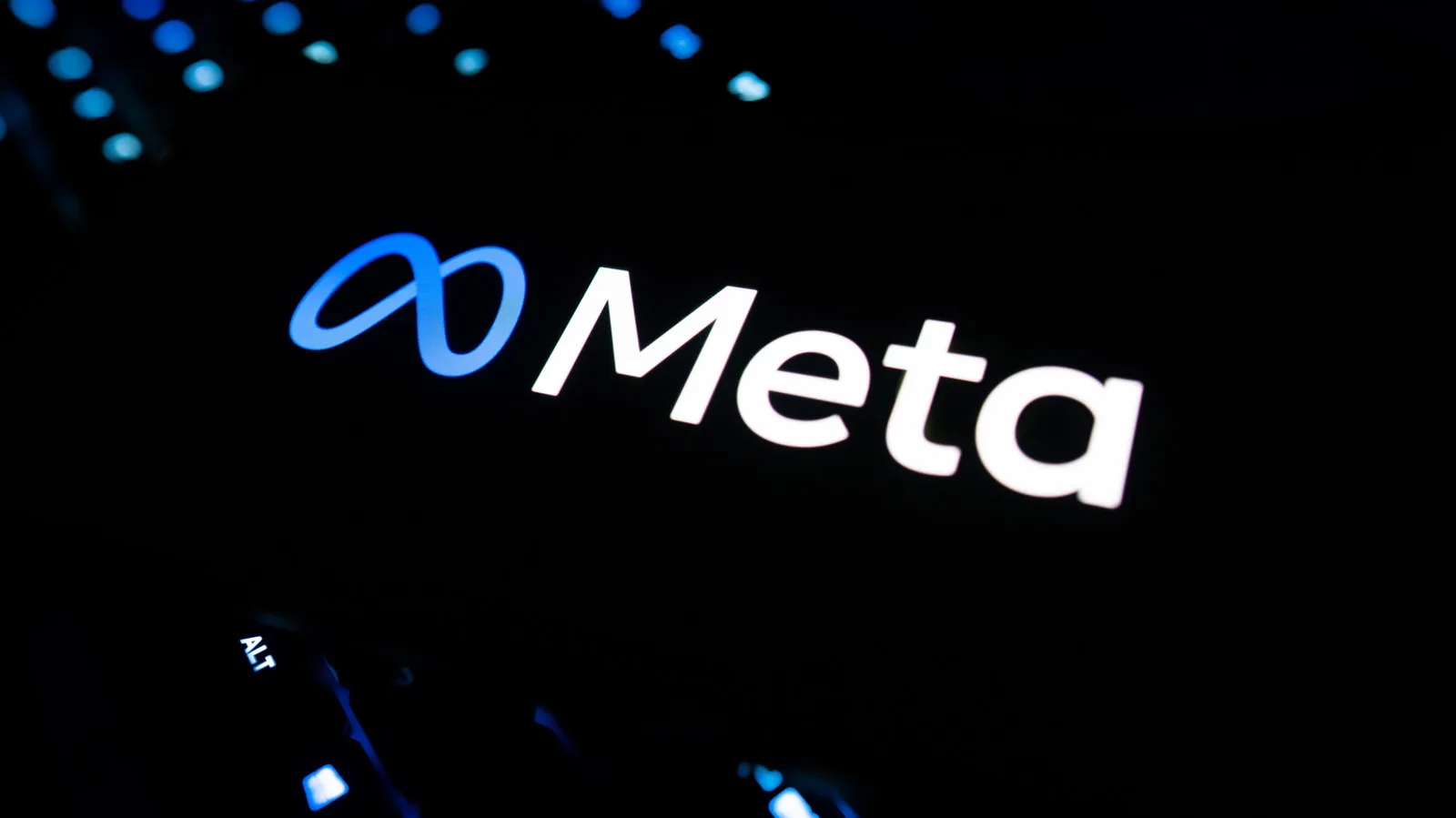 Meta 未下架疑似 AI 政治假片，英國個案揭開 Facebook 審核灰位