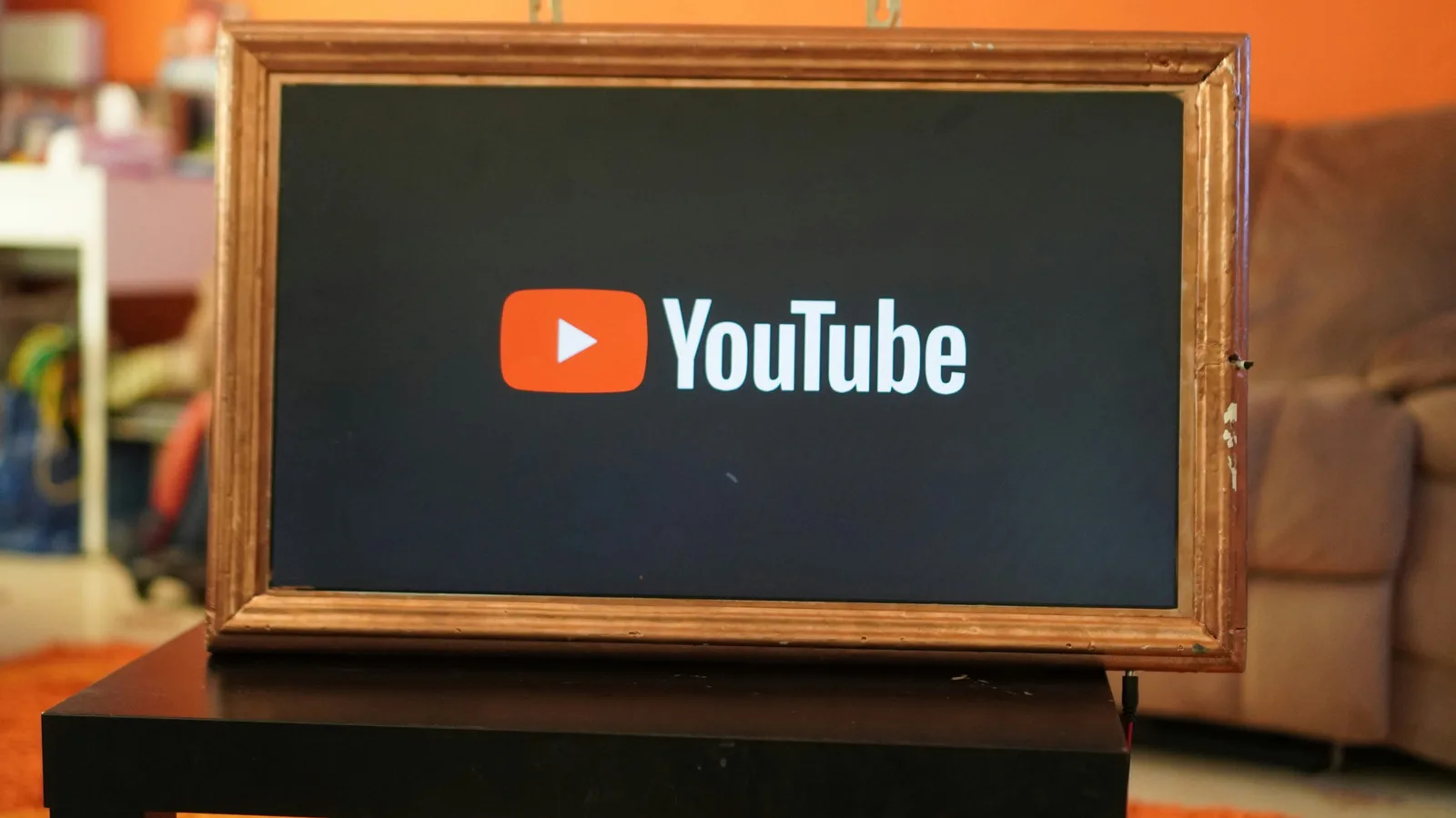 YouTube 自動標籤 AI 影片：香港用家睇新聞、投資同評測前要識讀