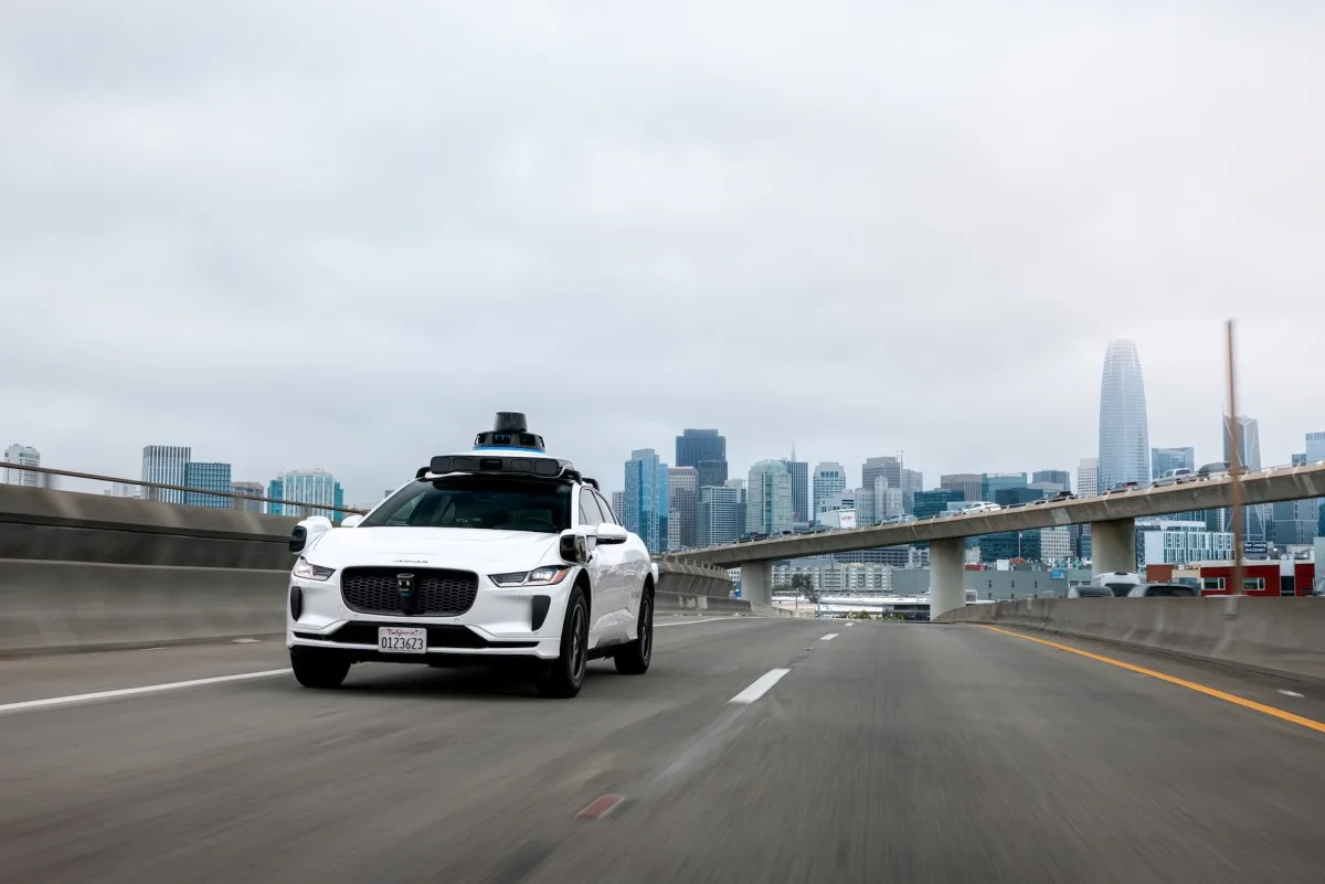 Waymo 暫停高速無人車：工程路段同水浸先係商用硬仗